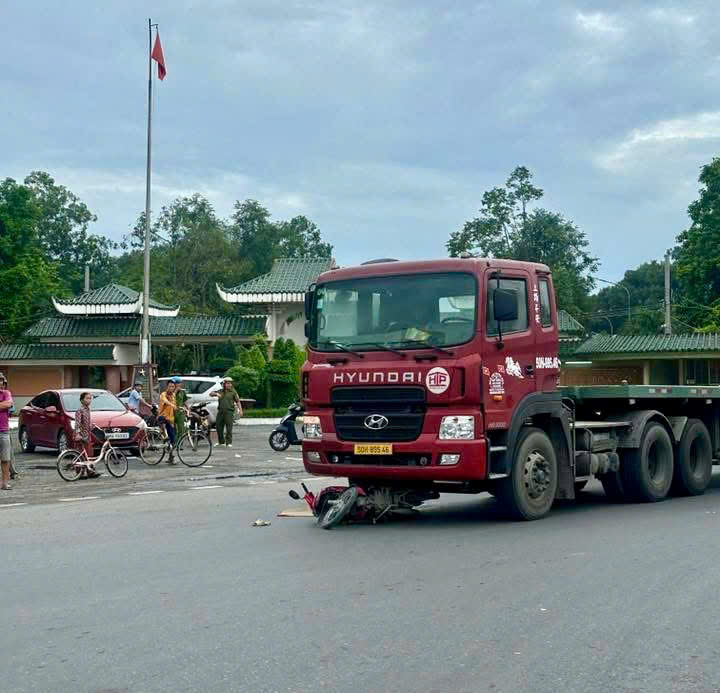 Va chạm giữa xe máy và xe đầu kéo tại ngã 3 trung tâm thị trấn đức hoà