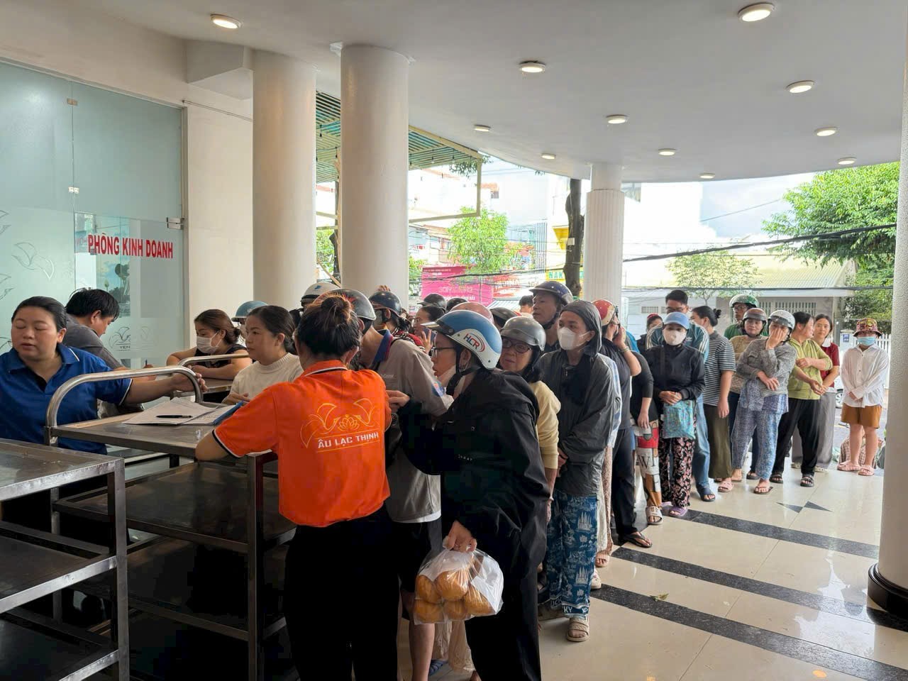 TÌNH NGƯỜI TRONG LÚC NGUY NAN