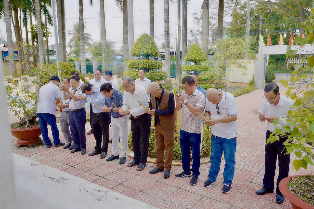 Trao đèn chiếu sáng nghĩa trang liệt sĩ, tặng quà học sinh vượt khó tại xã Lương Hòa Lạc nhân dịp đón Tết Bính Ngọ 2026
