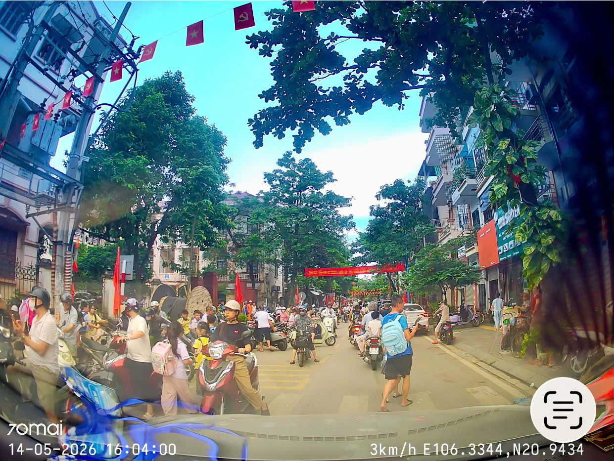 Giờ tan học trên đường Quang Trung: Khi người lớn vô tình dạy trẻ bài học sai về văn hóa giao thông