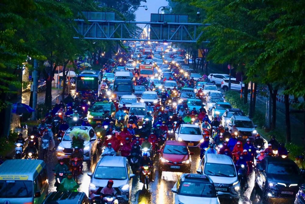 Sài Gòn chợt nắng, chợt mưa… và những cuốc xe “thuận mua nhưng khó mặc cả”
