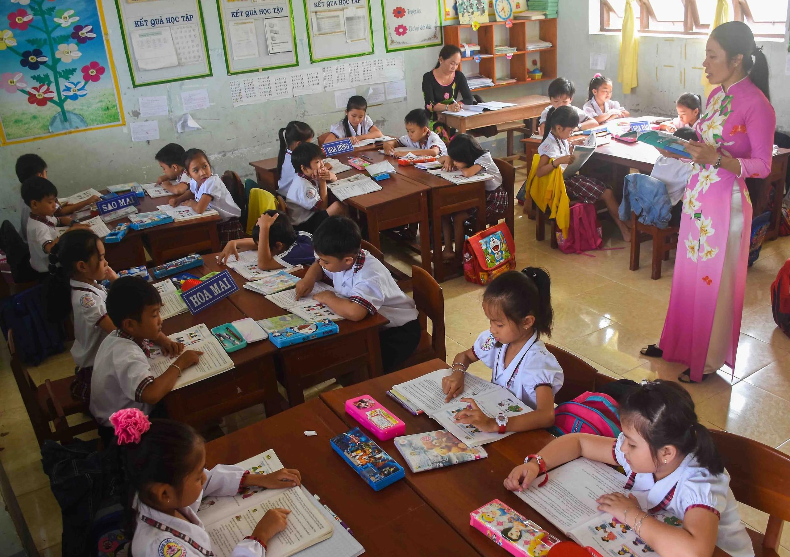Lương giáo viên, thi đua và những góc khuất phía sau bục giảng