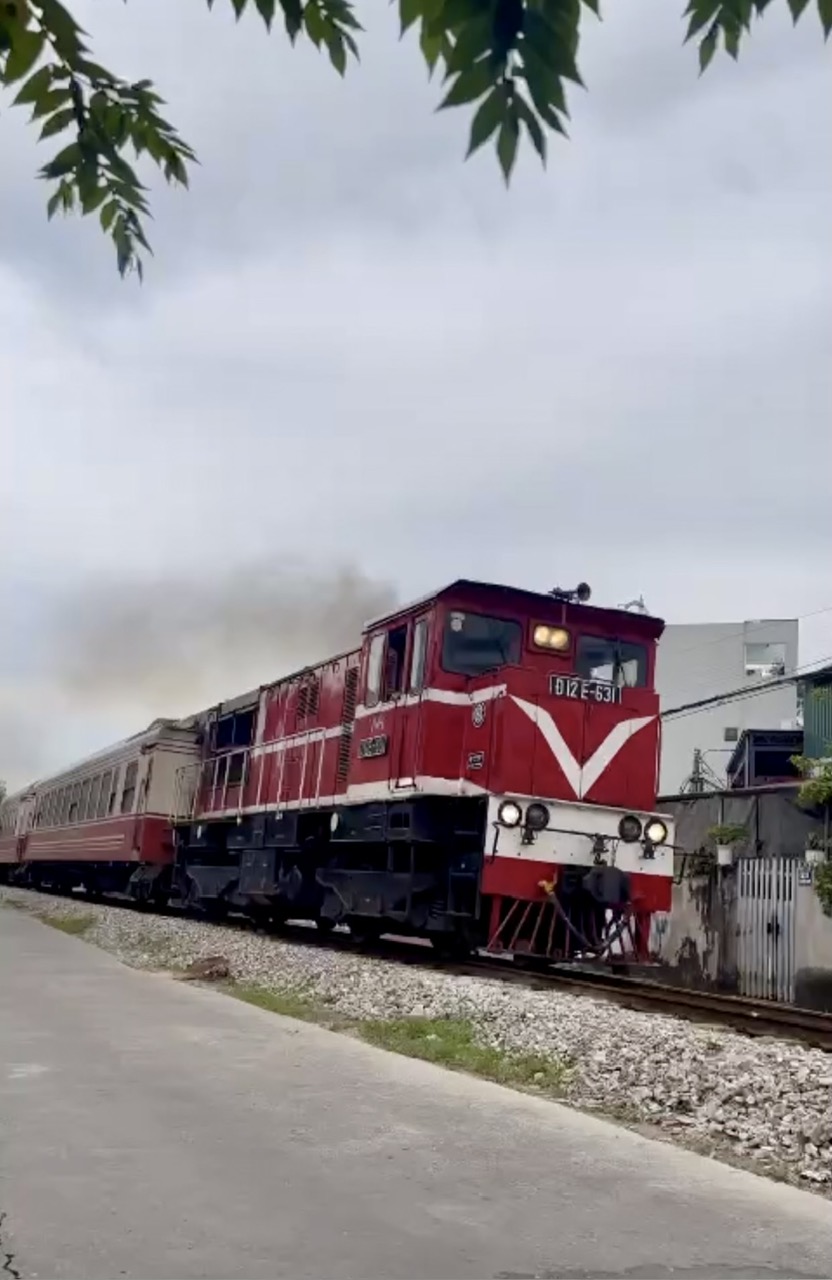 Chuyến tàu đưa đón bác sĩ và những câu hỏi còn ở lại phía sau