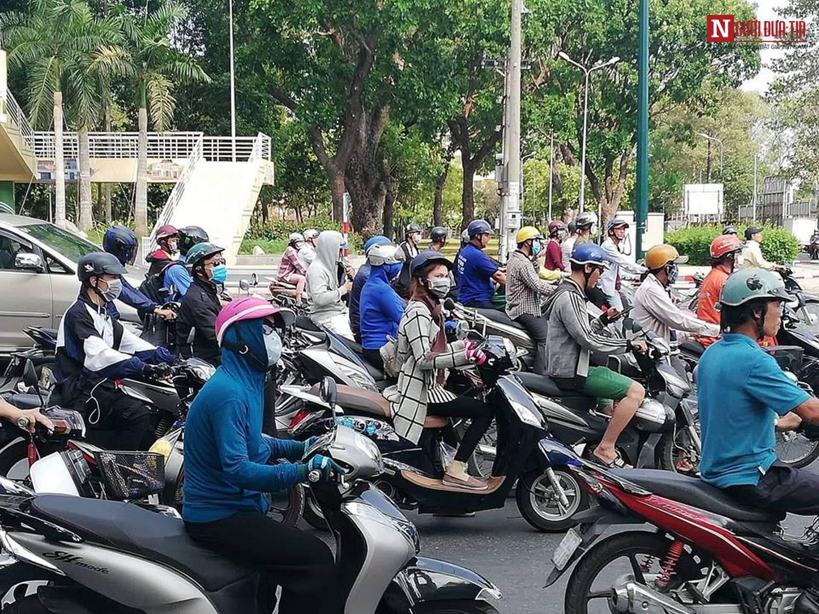 Dưới cái nắng 40 độ C: Từ giọt mồ hôi người lao động đến giấc mơ an cư còn nhiều trăn trở