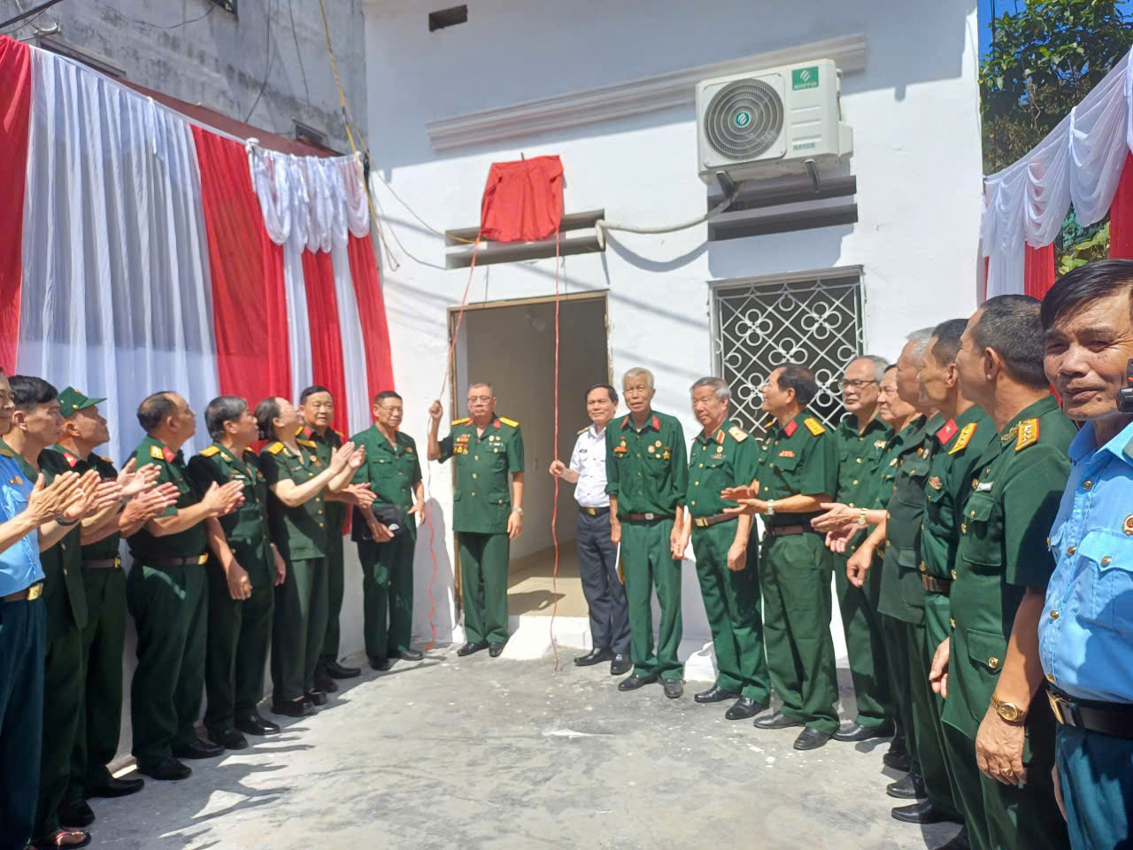 NGHĨA TÌNH ĐỒNG ĐỘI TRƯỜNG SƠN TRONG CĂN NHÀ THỨ 16