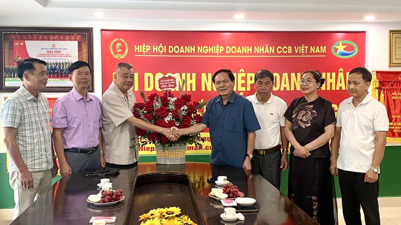 Hội Cựu chiến binh thành phố Hải Phòng chúc mừng doanh nhân cựu chiến binh nhân ngày 13/10